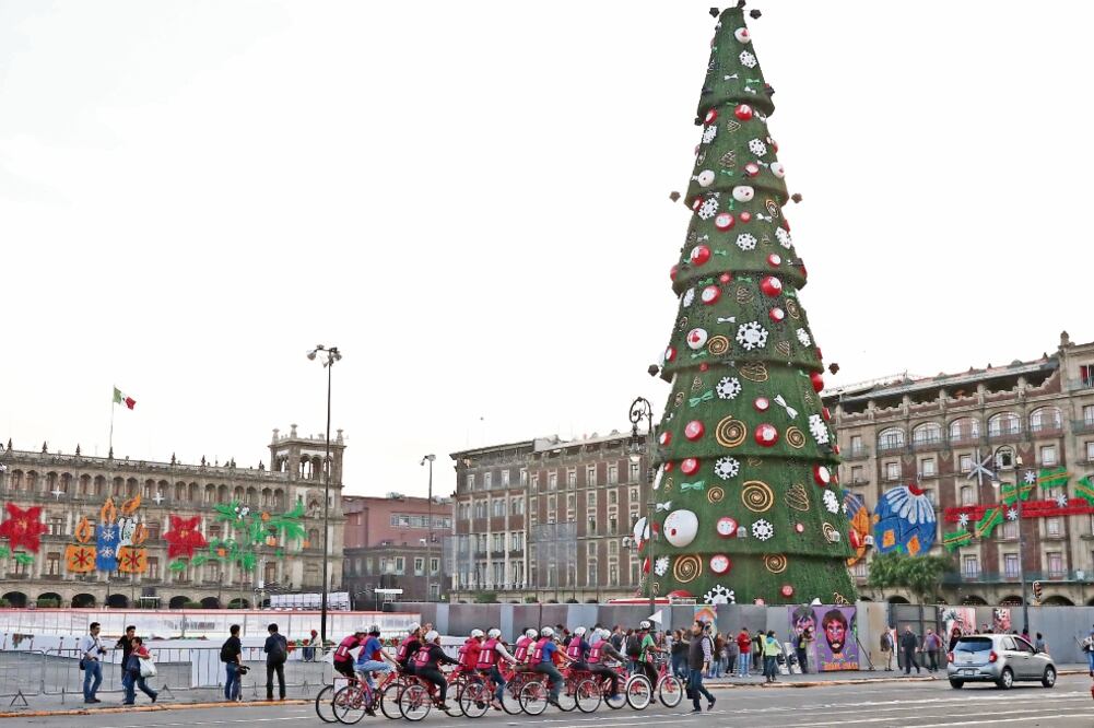 Pese a que la pista comienza a operar desde temprano, la inauguración será en la noche. Se espera que Miguel Ángel Mancera encienda el árbol navideño. (FOTO: ARIEL OJEDA. EL UNIVERSAL)