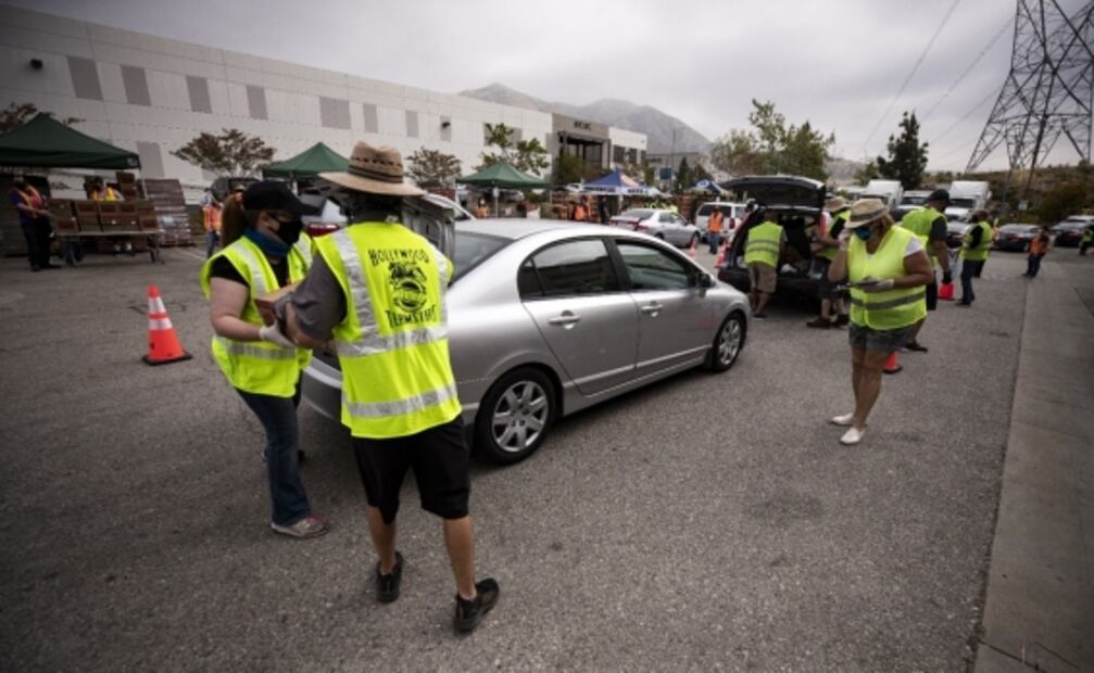 Empleados de Hollywood reciben comida de bancos de alimentos