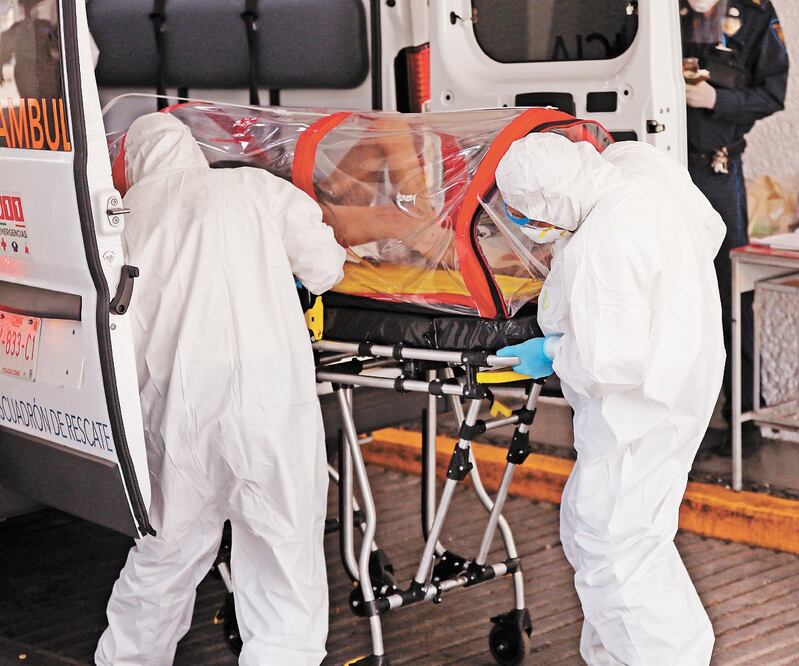 En algunas clínicas particulares se informa que de momento sólo realizarán valoraciones a las personas sospechosas de estar enfermas. Foto: ARCHIVO. EL UNIVERSAL