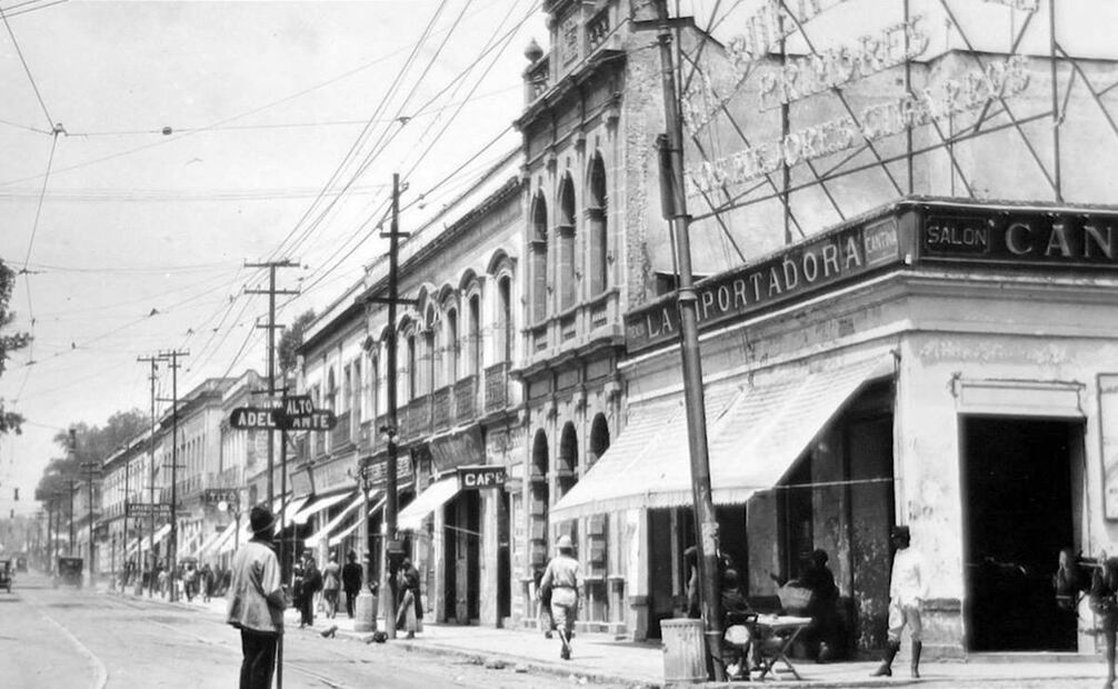 La avenida Jalisco vista desde el cruce con la actual Vicente Eguía, en Tacubaya, en la década de 1910. A la derecha está la cantina "La importadora", que ahora se encuentra del lado de la colonia Escandón; ninguna de las construcciones que se aprecian sobrevive en la actualidad. Imagen: Colección particular.