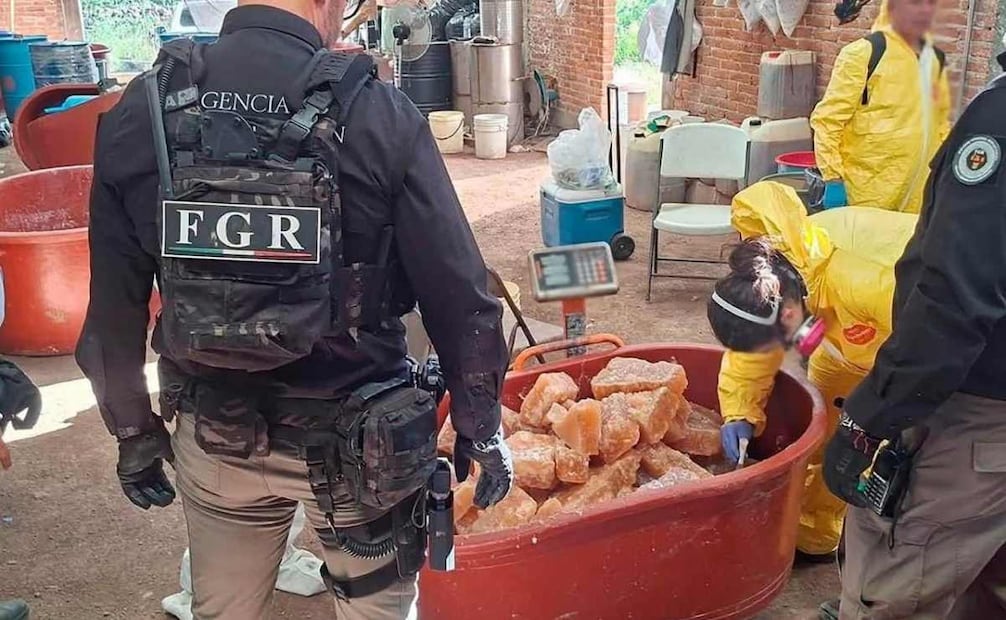 Aseguran media tonelada de metanfetamina en "narcolaboratorio" de San Luis Potosí; detienen a 11 personas.
(31/08/26) Foto: Especial.