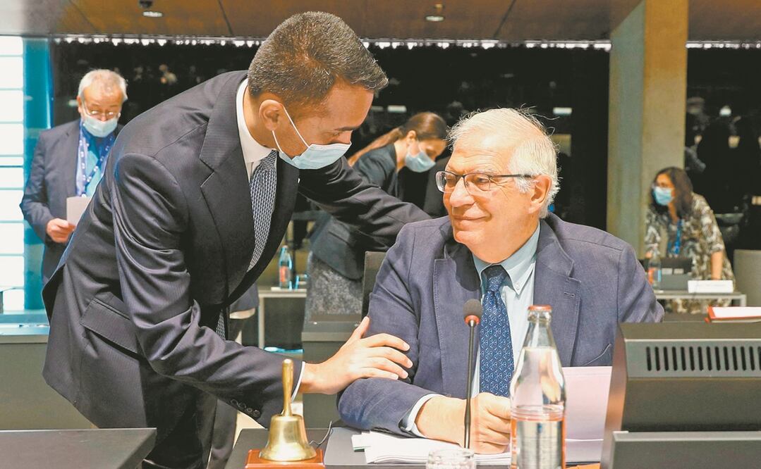 El alto representante de la política exterior de la UE, Josep Borrell (der.), ayer en una reunión. Foto: JOHANNA GERON. AP