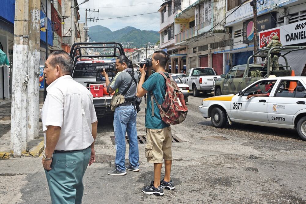 La violencia se convirtió en una fuente de contenidos para los medios de comunicación y de riesgo para los reporteros, en este último caso, muchos de ellos han dejado de publicar sobre el tema u huyen del lugar por temor a represalias.