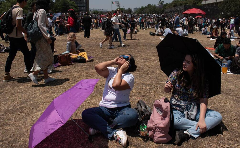 Personas se reúnen en CU para admirar el eclipse solar/ Abril. Angulo. EL UNIVERSAL