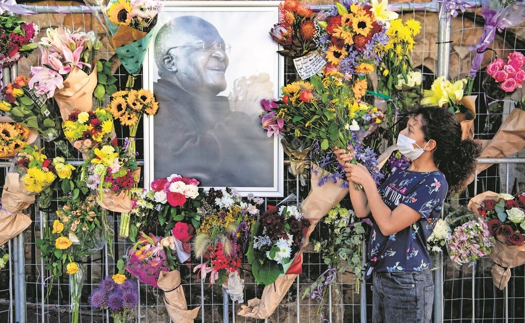 Una foto del arzobispo Desmond Tutu afuera de la Catedral de San Jorge en Ciudad del Cabo, Sudáfrica. Su funeral será el próximo 1 de enero. Foto: AP