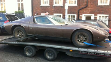 La historia del Lamborghini Miura abandonado en un estacionamiento