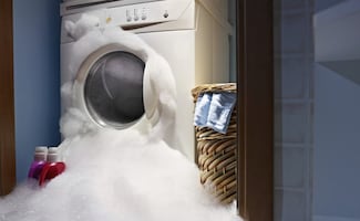 ¿Cuánto jabón se debe usar realmente para lavar?; el error que podría estar dañando tu lavadora y prenda