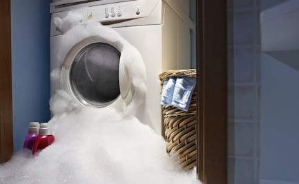 ¿Cuánto jabón se debe usar realmente para lavar?; el error que podría estar dañando tu lavadora y prenda