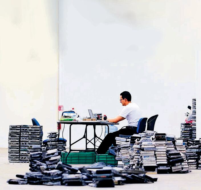 El uso de granjas de bots o cuentas falsas en redes sociales para manipular la opinión de los usuarios. Archivo El Universal