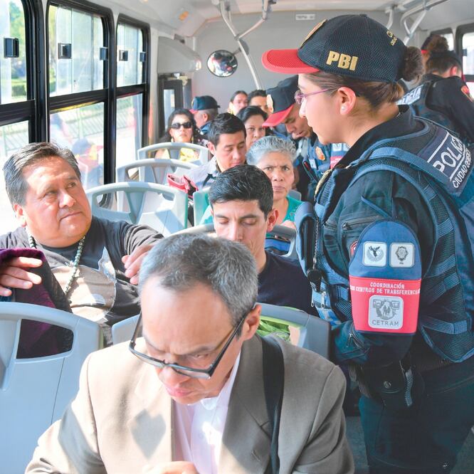 Actualmente, 140 policías suben a los camiones y acompañan en su trayecto a los pasajeros para inhibir los hechos delictivos. ARCHIVO EL UNIVERSAL 