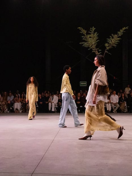 Cortes limpios, textiles que acompañan el cuerpo y una narrativa que privilegia la sensación sobre la explicación, eso acompaña su nueva entrega. Foto: Instagram @yakampot