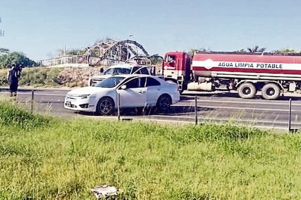 Corporaciones policiacas detectaron ocho puntos de bloqueo con llantas, ponchallantas y vehículos en la carretera a San Fernando (ESPECIAL)