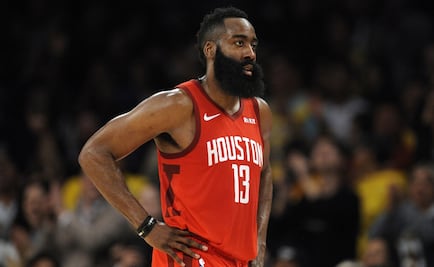 NBA multa a James Harden por criticar a árbitro