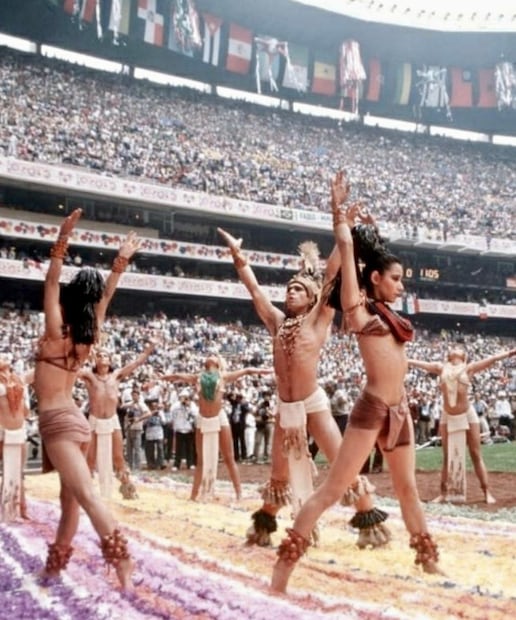 Recreación. Alberto Estrella, en la danza prehispánica de la inauguración del Mundial México 86, en el Estadio Azteca.
