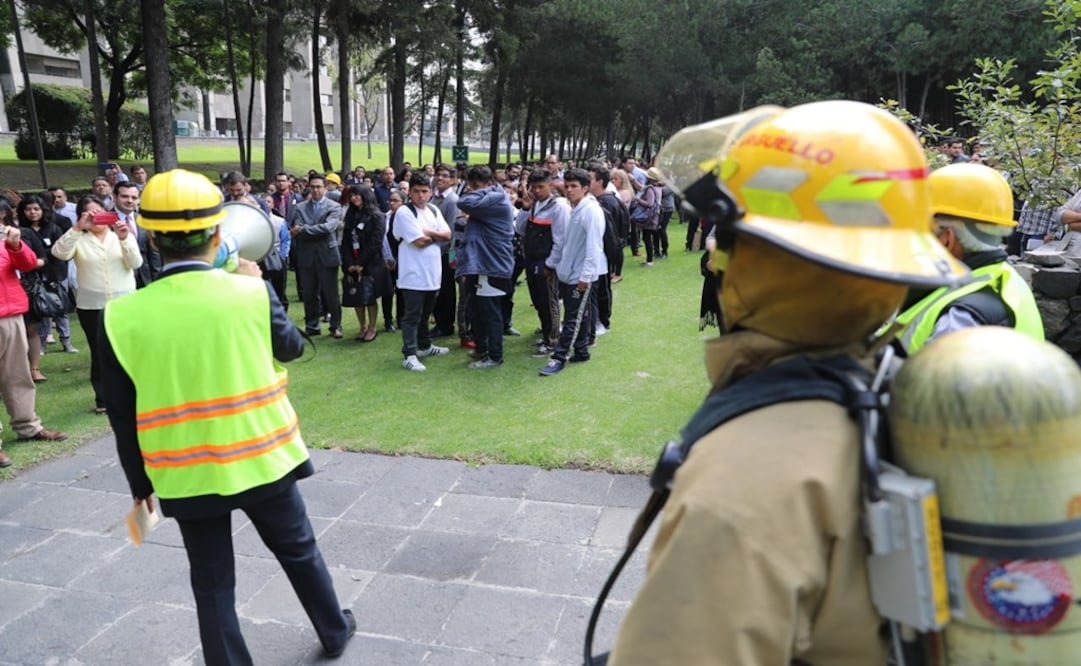 La alerta sísmica comenzó a sonar en punto de las 11:00 horas, debido al megasimulacro que se realizó en la Ciudad de México. Foto: Lucía Godínez/ EL UNIVERSAL