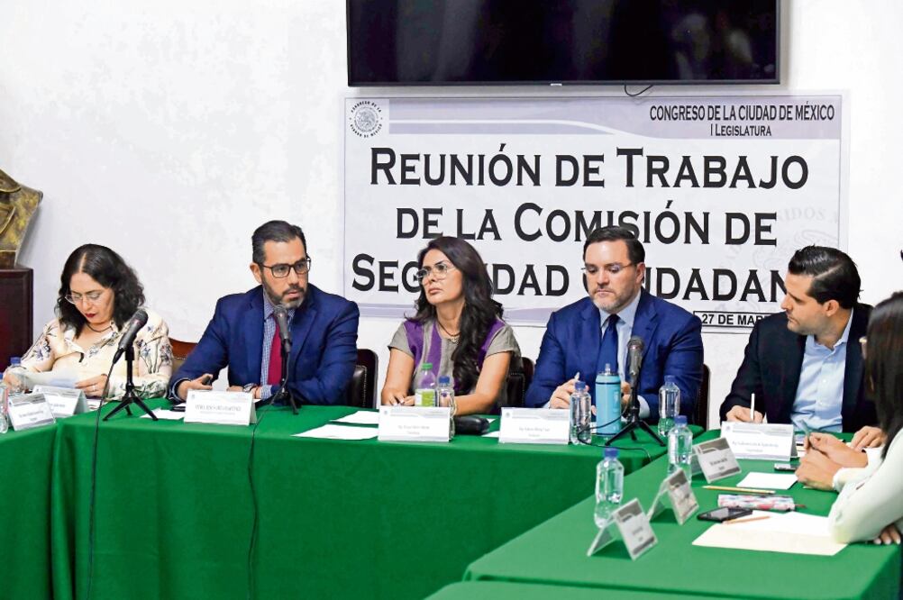 Ante diputados locales, el secretario de Seguridad Ciudadana, Jesús Orta (segundo de izq. a der.), reconoció el incremento en algunos delitos, como robo a bordo de taxi, que subió más de 60%, y a transeúnte, 41%. Foto: ARMANDO MARTÍNEZ. EL UNIVERSAL