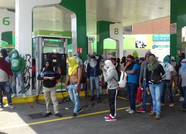 Encapuchados vandalizan gasolinera en protesta por Ayotzinapa