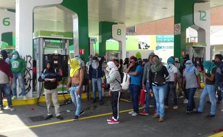 Encapuchados vandalizan gasolinera en protesta por Ayotzinapa