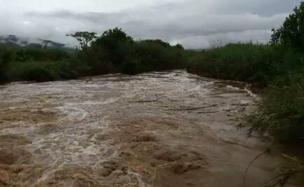 Por "Katia" se desborda río Camalote en Oaxaca