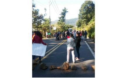Manifestantes bloquean carretera Toluca-Axixintla