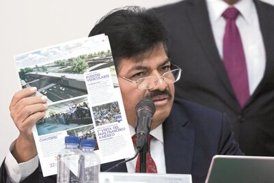 Chíguil denuncia a predecesor por mal uso de tarjetas de ayuda