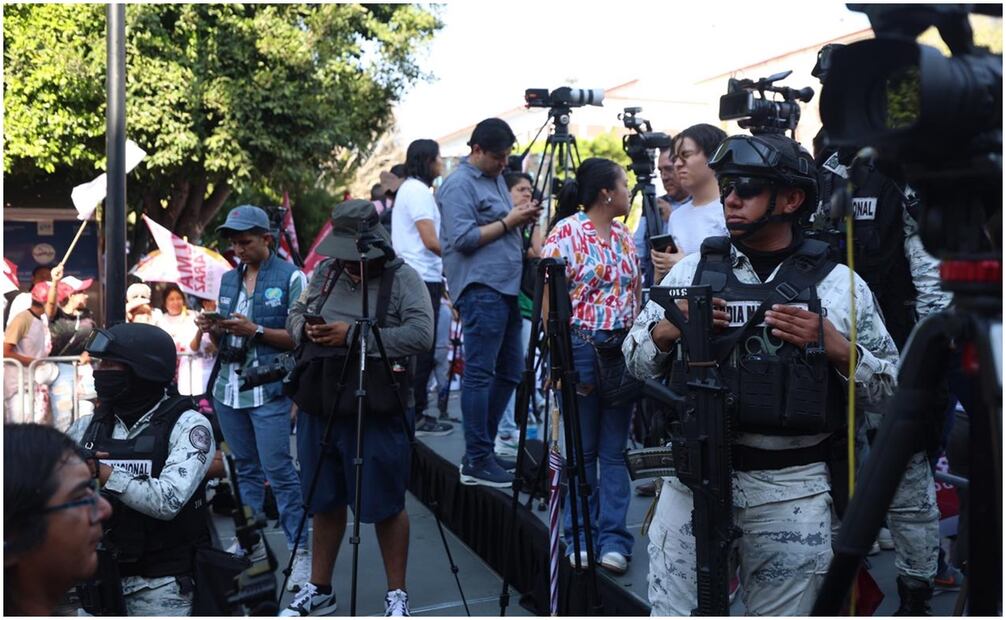 Claudia Sheinbaum es recibida con un fuerte dispositivo de seguridad de elementos de la GN. Foto: Diego Simón/EL UNIVERSAL