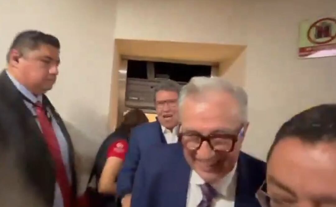 El gobernador de Sinaloa, Rubén Rocha Moya y Ricardo Monreal quedaron atrapados por casi 10 minutos al interior de un elevador. Foto: Captura de pantalla