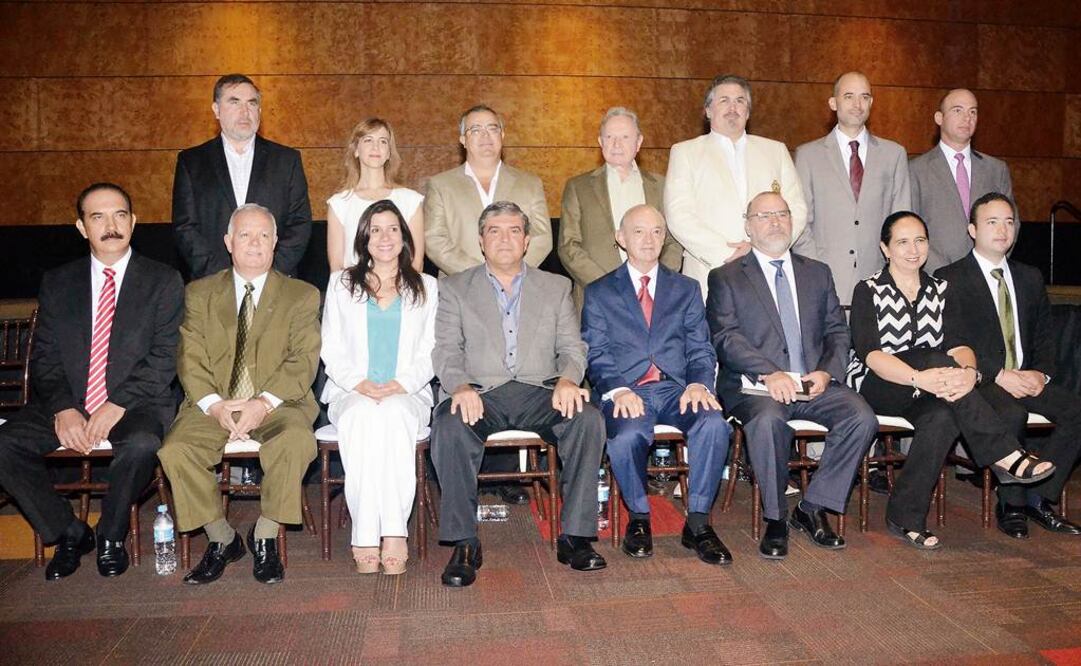 Los personajes para el proceso de transición  del alcalde electo durante la presentación de ayer./Emilio Vásquez