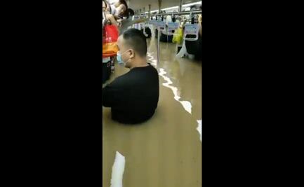 Captan en video a pasajeros del Metro atrapados por inundaciones en China
