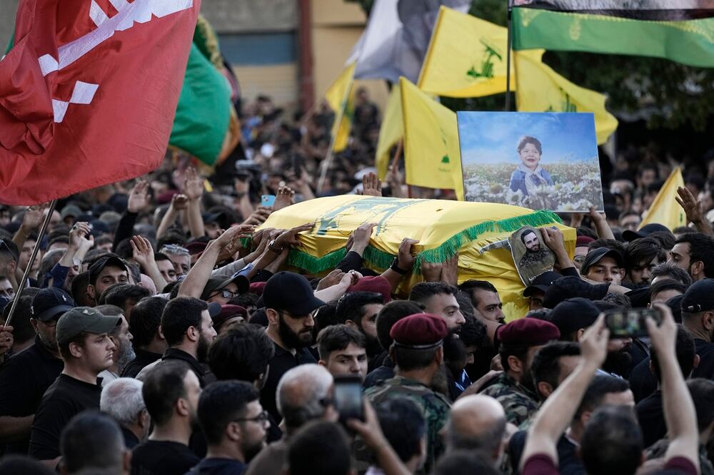 Partidarios de Hezbolá llevan el ataúd de su camarada que murió en el ataque israelí del viernes, durante su procesión fúnebre en el suburbio sur de Beirut, el sábado 21 de septiembre de 2024. Foto: AP