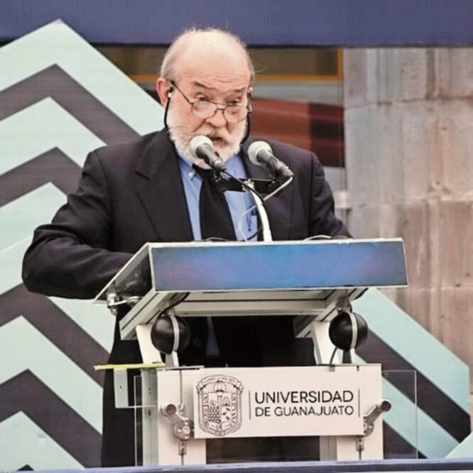 Guillermo Sheridan, durante la entrega del premio, en el marco de la Feria del Libro de la Universidad de Guanajuato. CORTESÍA UNIVERSIDAD DE GUANAJUATO