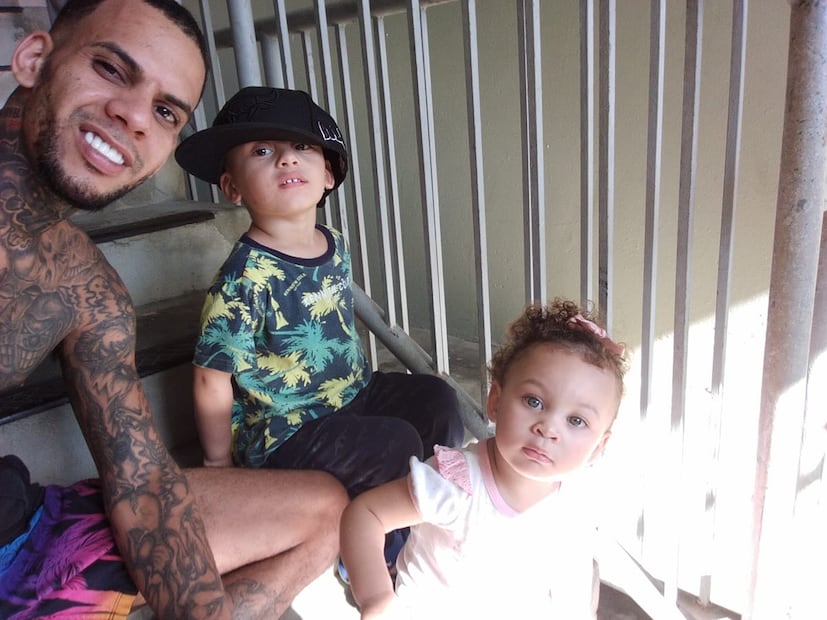 Ricardo Cruz (Marvel Boy) en compañía de sus hijos. Foto: Facebook @MarvelBoy