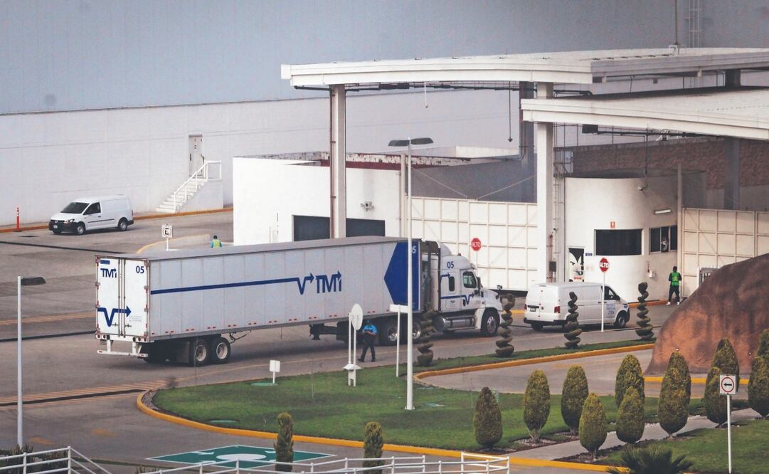 Un tráiler hacía maniobras de descarga en uno de los 50 andenes que están en el ala oeste de la Megafarmacia, a un costado de la autopista Jorobas-Tula. FOTOS: LUIS CAMACHO. EL UNIVERSAL