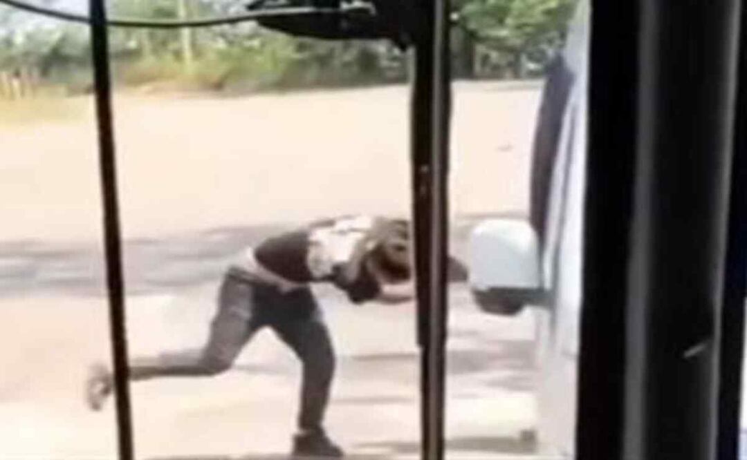 Una videograbación exhibe el momento cuando los agentes de Migración golpean a un migrante. Foto: Captura de pantalla