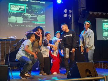 En su octavo aniversario, las poetas se llevan el triunfo del Poetry Slam 