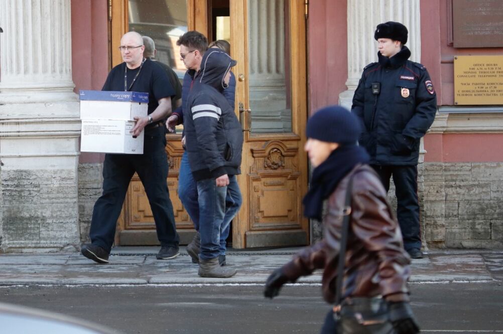 Personal saca cajas del Consulado de EU en San Petersburgo, que deberá cerrar sus puertas por orden del gobierno ruso. (DMITRI LOVETSKY. AP)