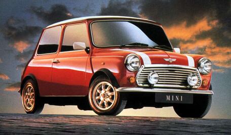 Conoce al Mini clásico con motor central de motocicleta