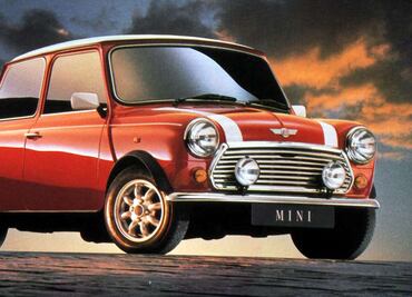 Conoce al Mini clásico con motor central de motocicleta