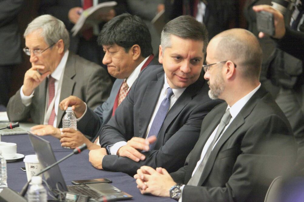 Eduardo Bohórquez (segundo de der. a izq.), de Transparencia Mexicana, durante la entrega en marzo de la iniciativa 3 de 3 al Senado (ARCHIVO EL UNIVERSAL)