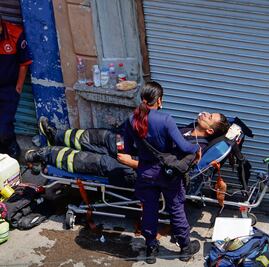 Incendio deja 22 bomberos intoxicados