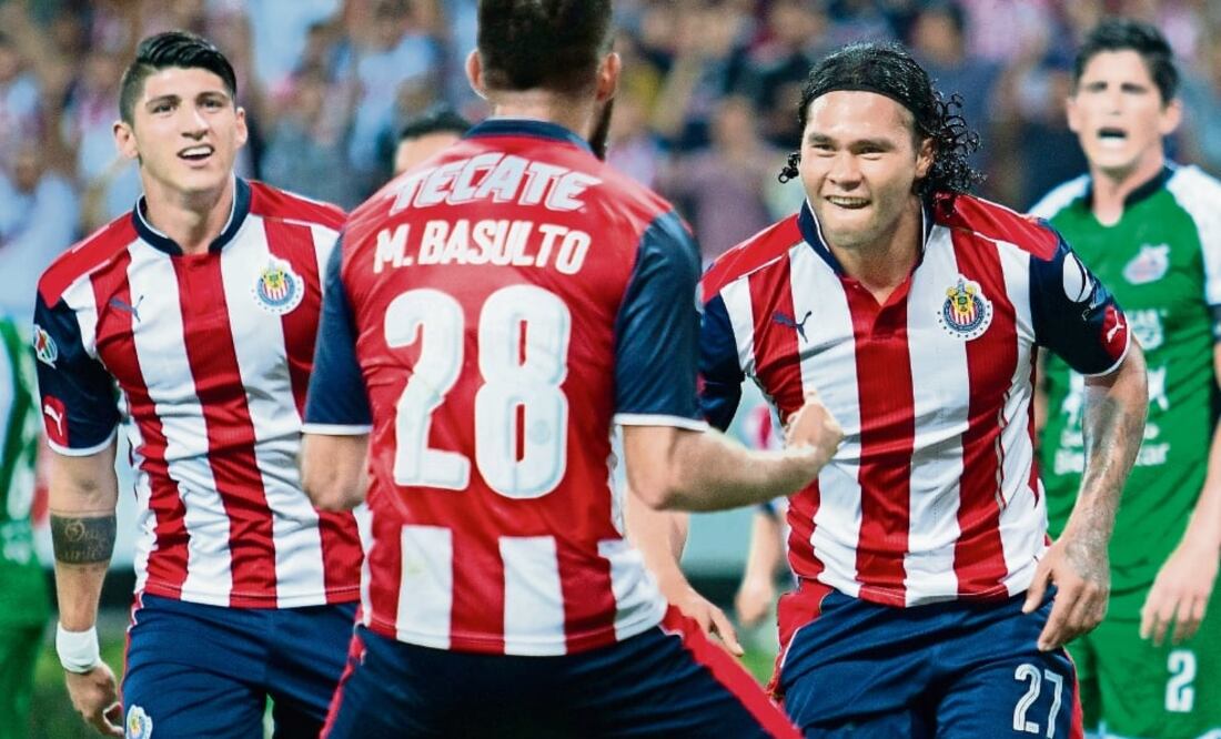 Un autogol provocado por el “Gullit ” Peña (27) dio la raquítica victoria al Rebaño Sagrado sobre los Alebrijes para avanzar a las semifinales (SANDRA BAUTISTA. IMAGO7)