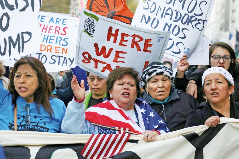 Latinas marcharon ayer en contra de Donald Trump, vencedor de las presidenciales del pasado día 8. Más de 10 mil personas participaron en una gran manifestación en Nueva York, según cifras de las organizaciones que convocaron el mitin (BRIA WEBB. REUTERS)