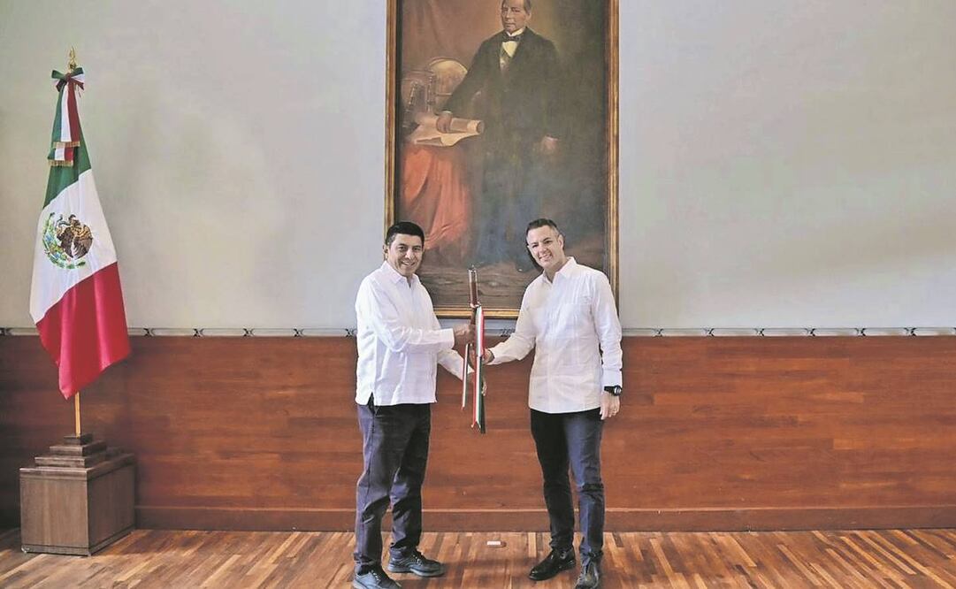 En el Palacio de Gobierno de Oaxaca, el gobernador electo, Salomón Jara, y el mandatario saliente, Alejandro Murat, firmaron ayer el acta de entrega y recepción. Foto: Especial