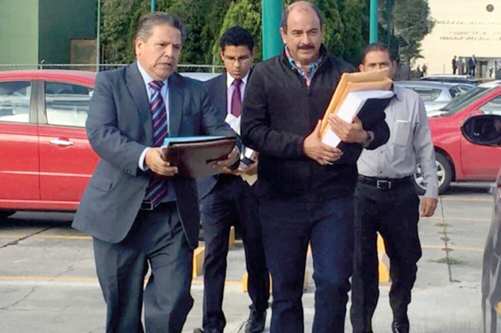 Al terminar la audiencia, Héctor Quiroz, líder del PT en Aguascalientes (der.), salió del Reclusorio Norte acompañado por su equipo de abogados. (NOTIMEX)