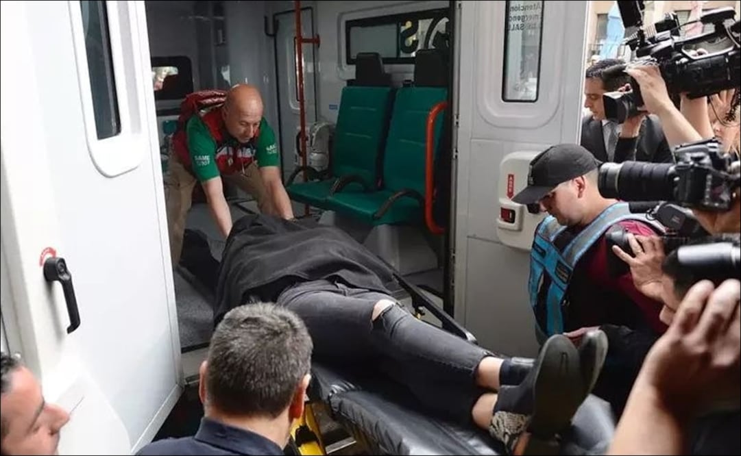 Larissa Riquelme, tuvo que salir en camilla del juzgado. Foto: Especial