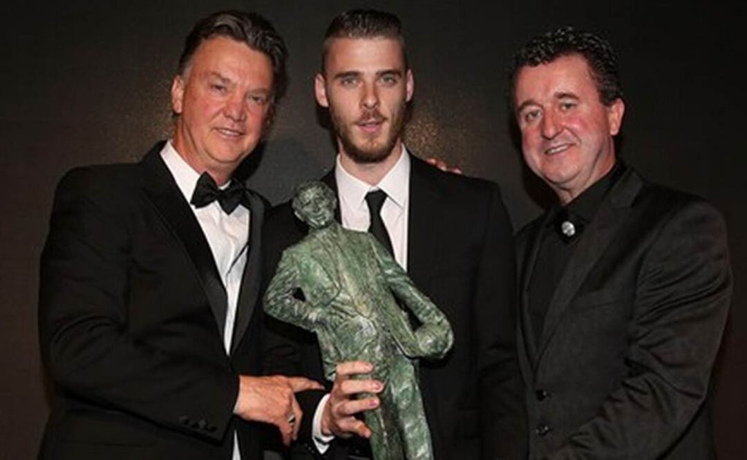 David de Gea posa con el trofeo recibido 