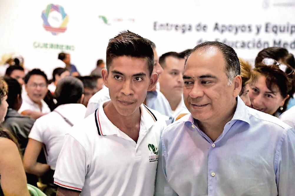 El gobernador Héctor Astudillo entregó ayer microcréditos y apoyos por 30 millones de pesos destinados a 395 planteles en la entidad