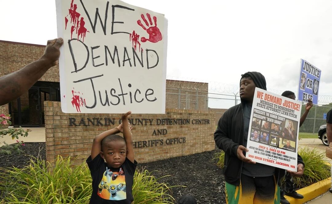 Protesta contra la brutalidad policial afuera de la comisaría del condado Rankin, en Mississippi, el 5 de julio de 2023. Foto: AP