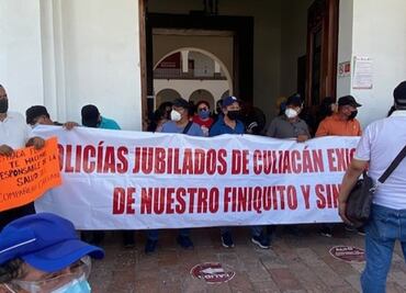 Policías jubilados y viudas bloquean acceso del ayuntamiento de Culiacán; piden finiquito