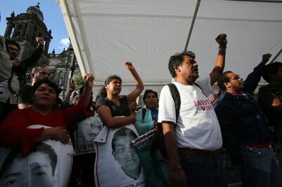 Exigen padres de los 43 investigar a funcionarios